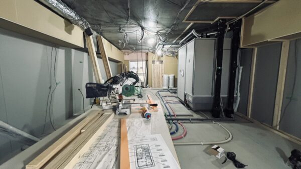 佐世保市島瀬町　新築マンション造作工事の木軸　間仕切り組立